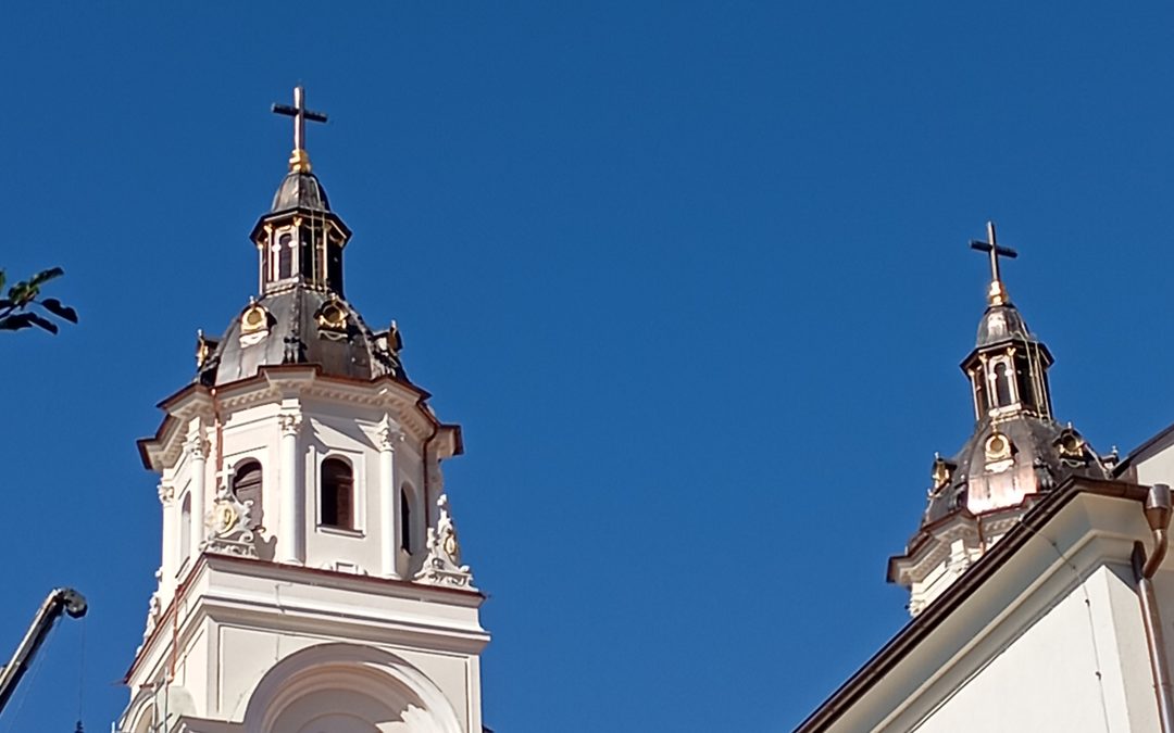 Blistaju na plavom nebu obnovljeni zvonici Bazilike