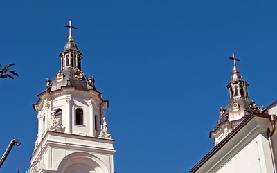 Blistaju na plavom nebu obnovljeni zvonici Bazilike